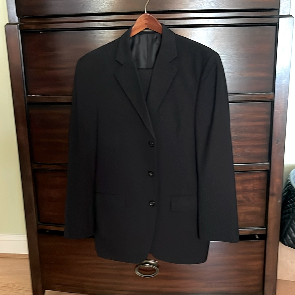 Mens suit coat is 40R and pants are 34/32